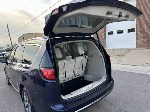 2017 Chrysler Pacifica Hybrid Platinum