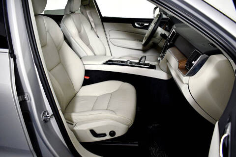 2022 Volvo XC60 B5 Momentum