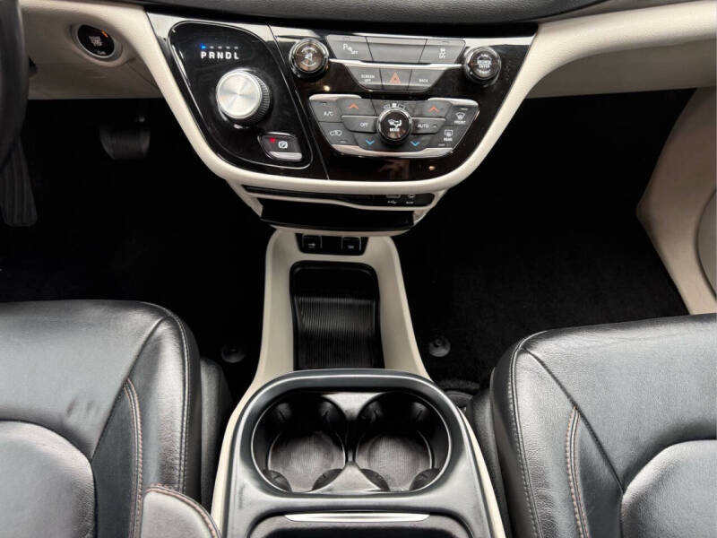 2017 Chrysler Pacifica Touring-L