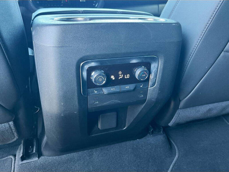2025 Chevrolet Suburban LT