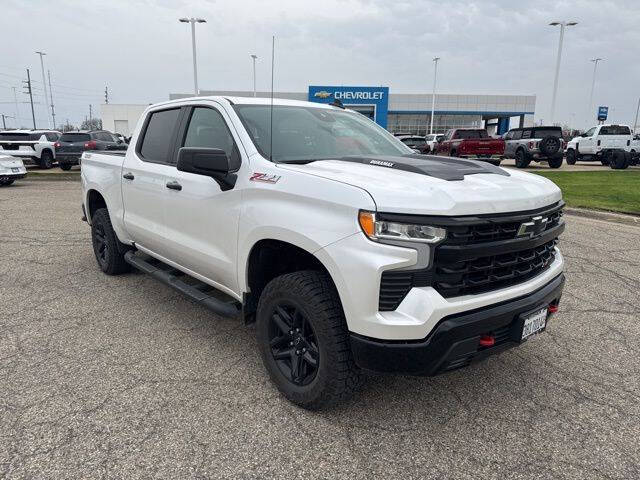 Used 2024 Chevrolet Silverado 1500 LT Trail Boss with VIN 3GCUDFE84RG269960 for sale in Bloomington, IL