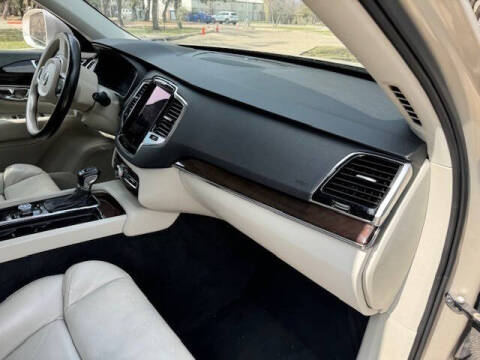 2016 Volvo XC90 T6 Momentum