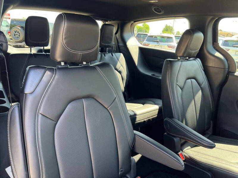 2027 Chrysler Pacifica Select