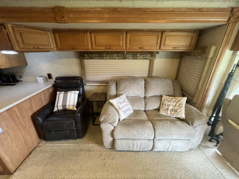 2007 Winnebago Adventurer