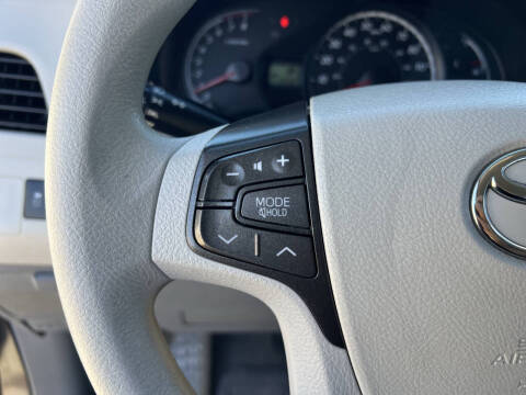 2013 Toyota Sienna LE 8-Passenger