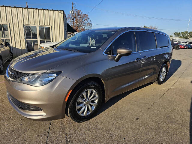 2017 Chrysler Pacifica for sale at E & R Auto in Sherwood, AR