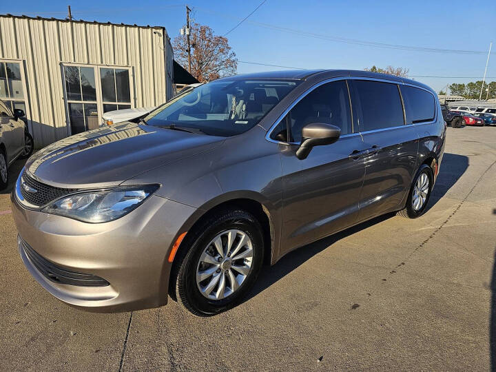 2017 Chrysler Pacifica for sale at E & R Auto in Sherwood, AR