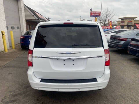 2014 Chrysler Town and Country Touring-L