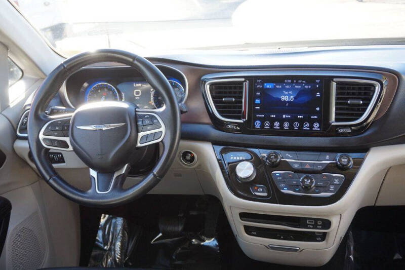 2017 Chrysler Pacifica Touring-L Plus