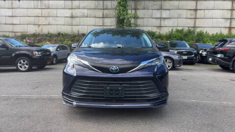 2022 Toyota Sienna LE 8-Passenger