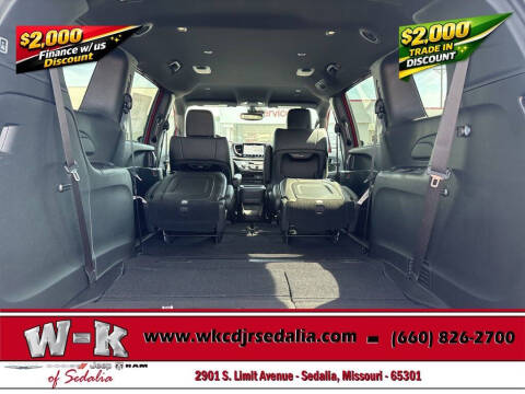 2027 Chrysler Pacifica Select