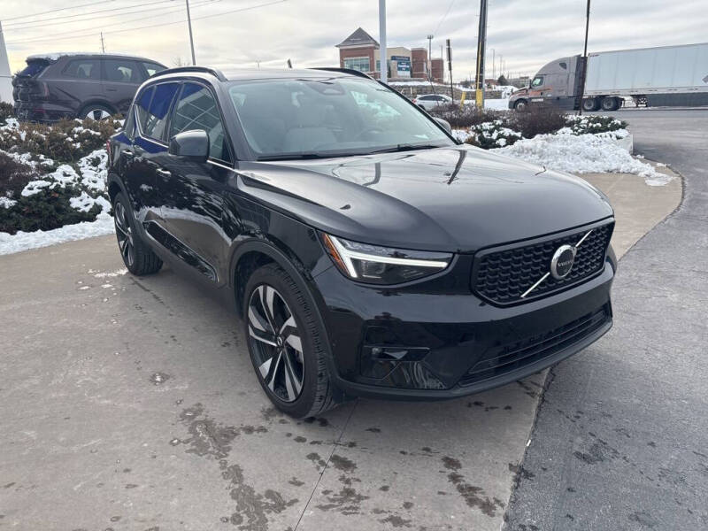2025 Volvo XC40 B5 Plus Dark Theme