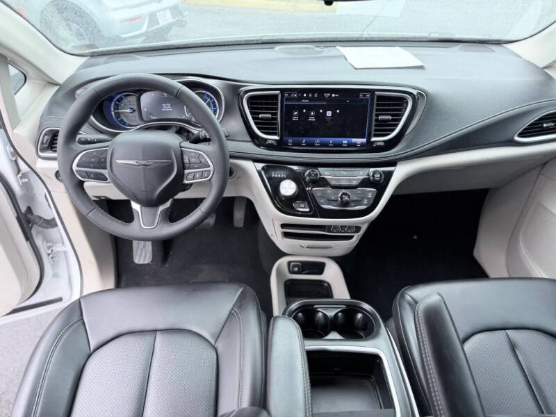 2023 Chrysler Pacifica Plug-In Hybrid Touring L