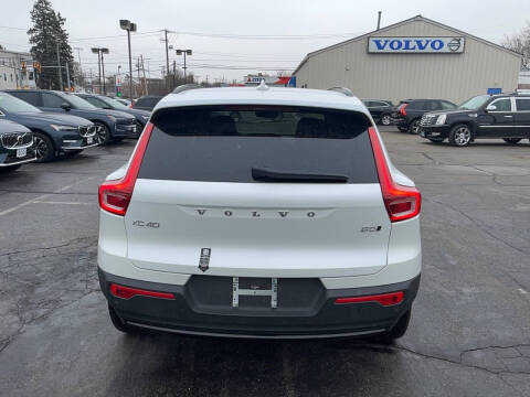 2025 Volvo XC40 B5 Plus Dark Theme