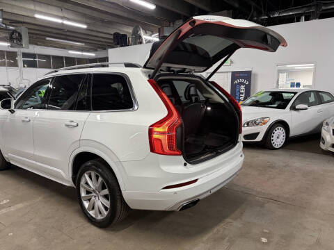 2016 Volvo XC90 T6 Momentum