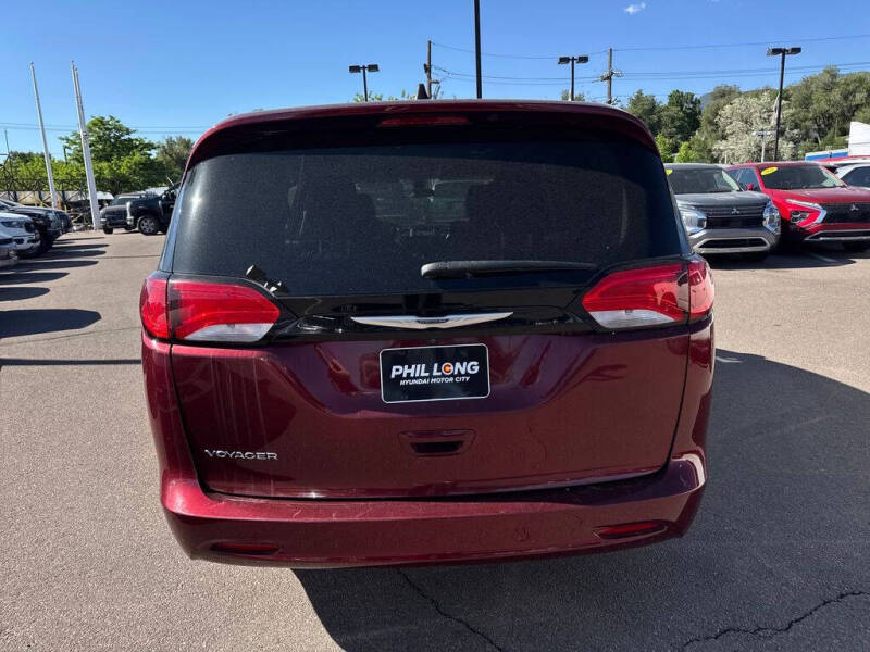 2022 Chrysler Voyager LX