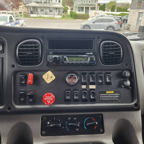 2014 Freightliner 108 SD