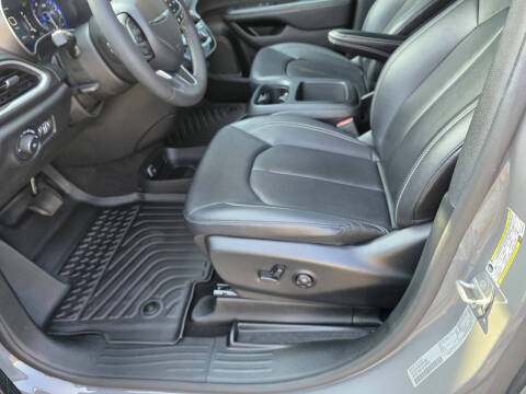2025 Chrysler Pacifica Select