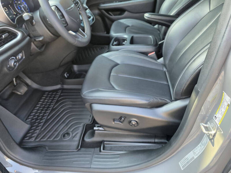 2025 Chrysler Pacifica Select