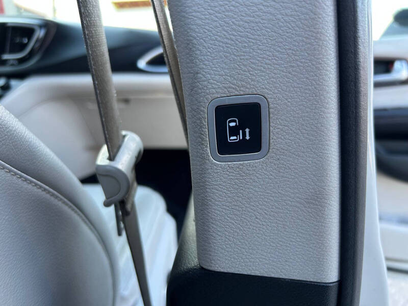 2017 Chrysler Pacifica Touring-L Plus