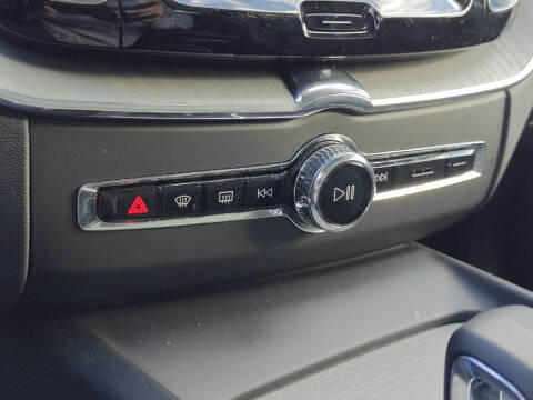 2025 Volvo XC60 B5 Plus Dark Theme