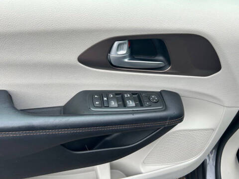 2017 Chrysler Pacifica Touring-L