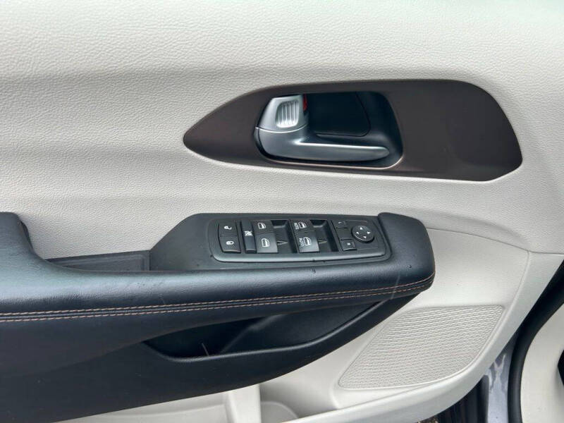 2017 Chrysler Pacifica Touring-L