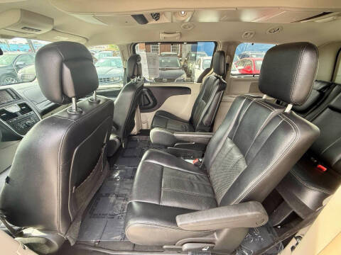 2014 Chrysler Town and Country Touring-L