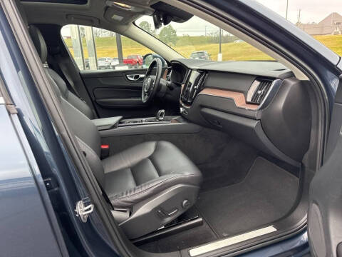 2023 Volvo XC60 Recharge T8 Plus Bright Theme