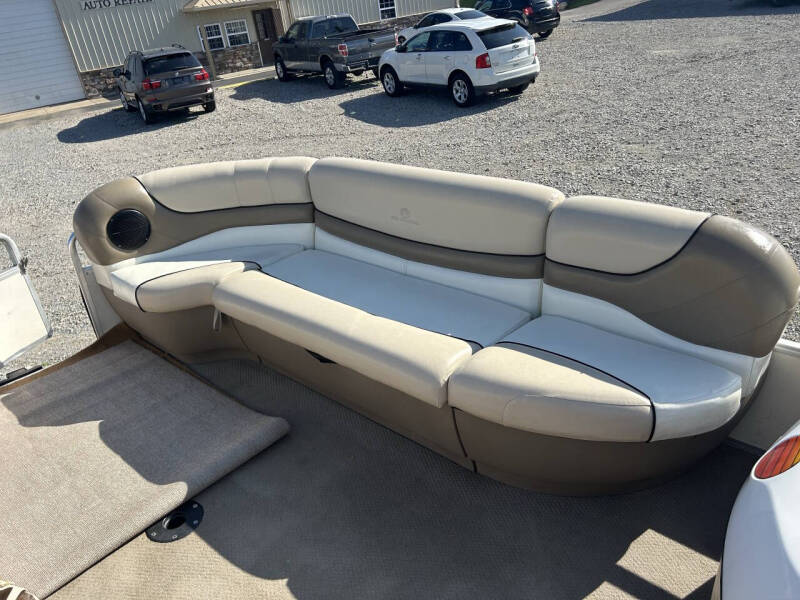 2000 Tracker PARTY BARGE 22