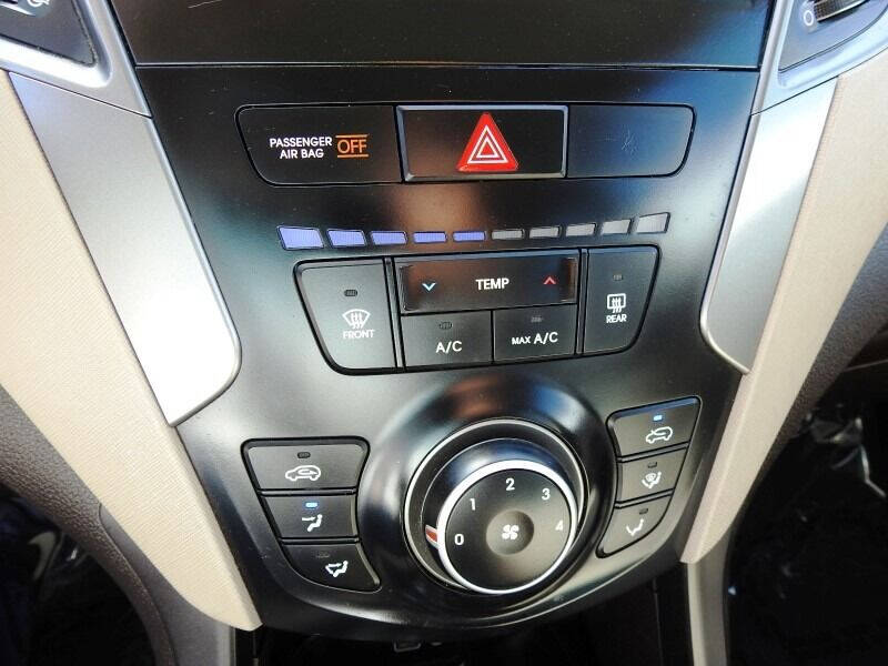 2017 HYUNDAI Santa Fe SUV / Crossover - $15,900