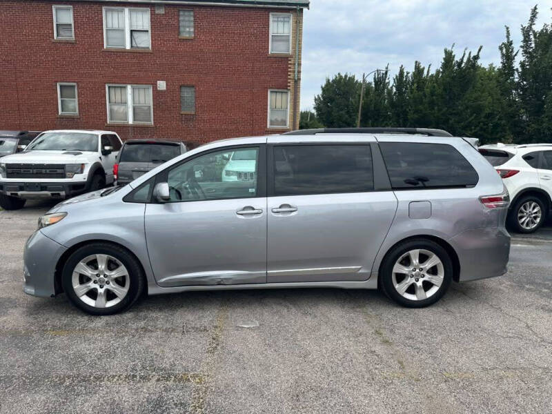 2012 Toyota Sienna SE 8-Passenger