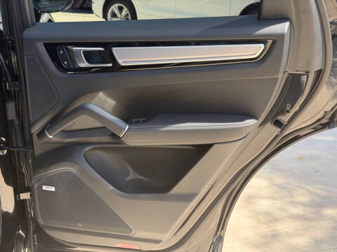 2023 Porsche Cayenne Platinum Edition