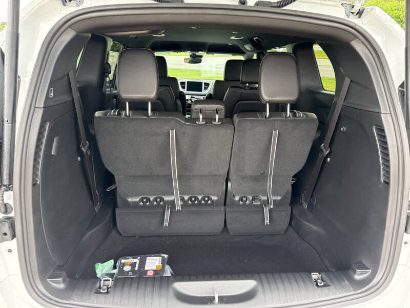 2027 Chrysler Pacifica Select