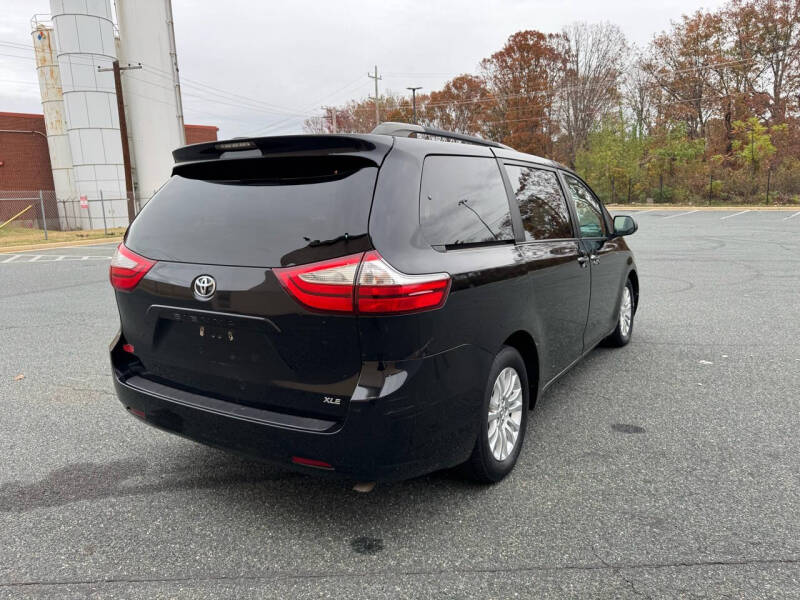 2016 Toyota Sienna XLE photo 9