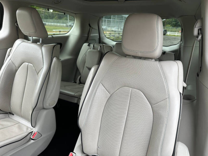 2017 Chrysler Pacifica Hybrid Platinum