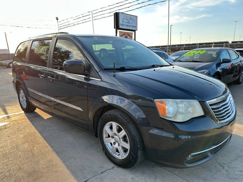 2013 Chrysler Town & Country Touring photo 2