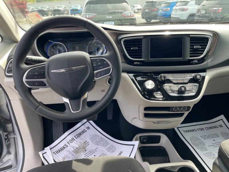 2023 Chrysler Voyager LX