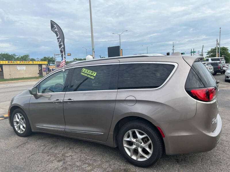 2017 Chrysler Pacifica Touring-L Plus