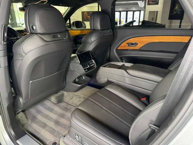 2023 Bentley Bentayga EWB V8