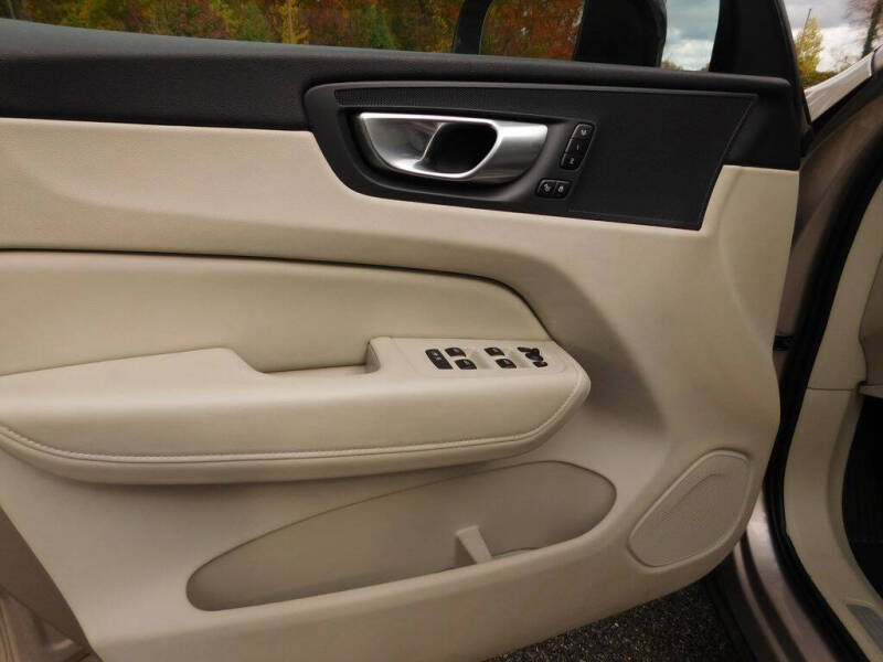 2024 Volvo XC60 B5 Plus Dark Theme