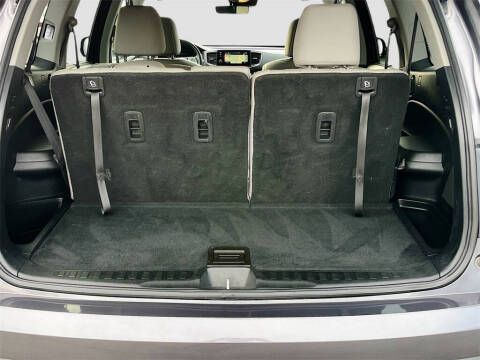 2021 Honda Pilot Touring w/Rear Captain's Chairs