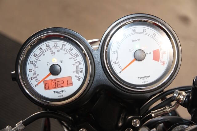 2011 Triumph THRUXTON 9