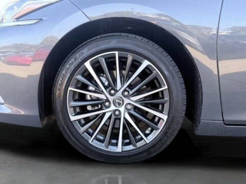 2025 Lexus ES 300h F SPORT Design