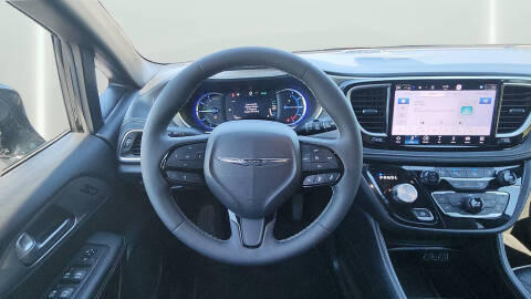 2024 Chrysler Pacifica Plug-In Hybrid Select