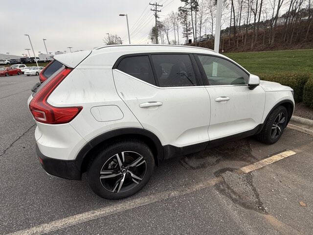 2025 Volvo XC40 B5 Core Bright Theme