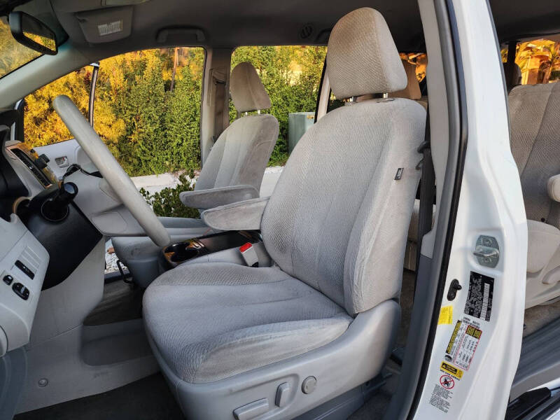 2013 Toyota Sienna LE 8-Passenger