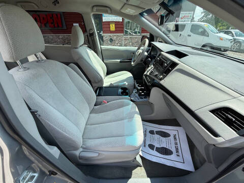 2012 Toyota Sienna LE 8-Passenger