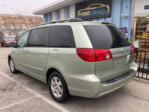 2009 Toyota Sienna LE 8-Passenger