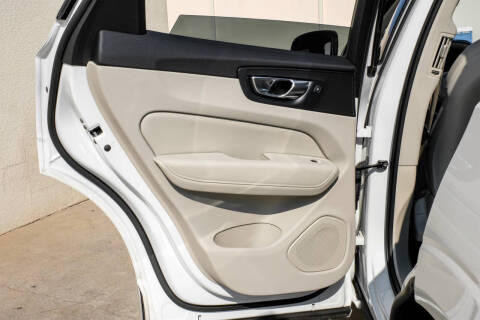 2023 Volvo XC60 B5 Ultimate Dark Theme